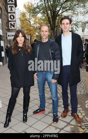 Alice Dwyer, Jan G. SchÃ¼tte, Yannick Heckmann, Premiere der zweiten Saison von Kranitz - bei trenn Geld zurÃ¼ck im Abaton Kino, Hamburg, 27.11.2022 Stockfoto