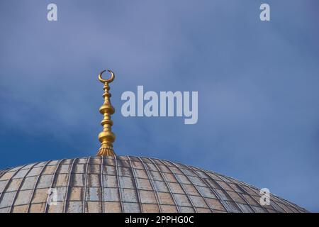 Goldene Zierde auf der Kuppel der Hagia Sophia in Istanbul, Türkei. Architektonische Details. Stockfoto