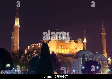 Hagia Sophia in der Nacht. Es handelte sich um eine Griechisch-orthodoxe christliche Kathedrale, später eine osmanische Kaisermoschee und in der Gegenwart ein Museum. Stockfoto