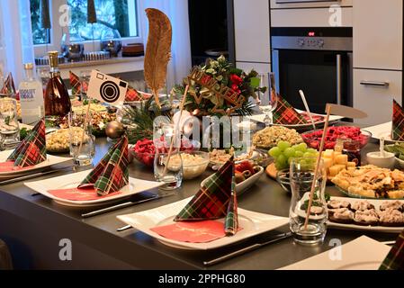 Festlich dekorierter Tisch zu weihnachten Stockfoto