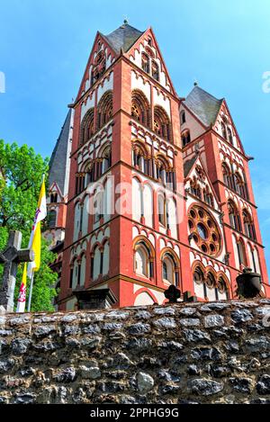 Die rot-weiße Außenfassade der Kathedrale von Limburg mit ihren zwei Haupttürmen Stockfoto