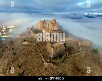 Das Schloss Cardona ist eine berühmte mittelalterliche Burg in Katalonien. Stockfoto