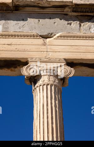 Erechtheion, Tempel der Athena Polias auf der Akropolis von Athen, Griechenland. Details von Säulen im Ionischen Stil auf blauem Himmel Stockfoto