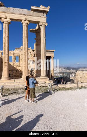 Touristen vor dem Erechtheion, dem Tempel der Athena Polias auf der Akropolis von Athen, Athen, Griechenland Stockfoto