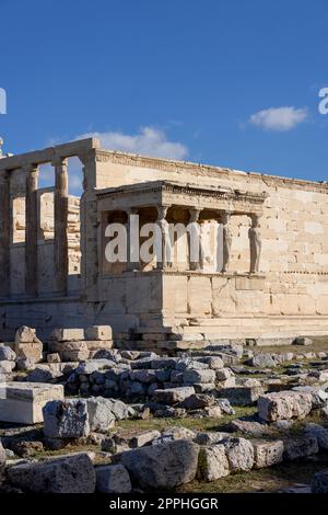 Erechtheion, Tempel der Athena Polias auf der Akropolis von Athen, Griechenland. Blick auf die Veranda der Jungfrauen mit Statuen der Kariatiden Stockfoto