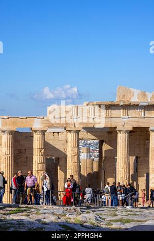 Touristengruppe vor der Propylaia, monumentalem zeremoniellen Tor zur Akropolis von Athen, Athen, Griechenland Stockfoto