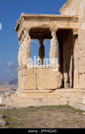 Erechtheion, Tempel der Athena Polias auf der Akropolis von Athen, Griechenland. Blick auf die Veranda der Jungfrauen mit Statuen der Kariatiden Stockfoto