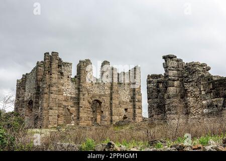 Serik, Türkei. 12. März 2023. Aspendos, eine antike Stadt in der türkischen Provinz Antalya, berühmt für ihr gut erhaltenes antikes Theater, das aus der römischen Zeit stammt. Das Theater Aspendos ist bekannt für seine bemerkenswerte Akustik und wird noch heute für Konzerte und Aufführungen genutzt. (Foto: Shawn Goldberg/SOPA Images/Sipa USA) Guthaben: SIPA USA/Alamy Live News Stockfoto