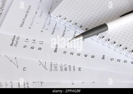 Handschrift der quadratischen Gleichung für Mathematik bei Prüfung, Praxis, Quiz oder Test im Mathematikunterricht. Das Konzept der exponentiellen Gleichungen wird gelöst. Stockfoto