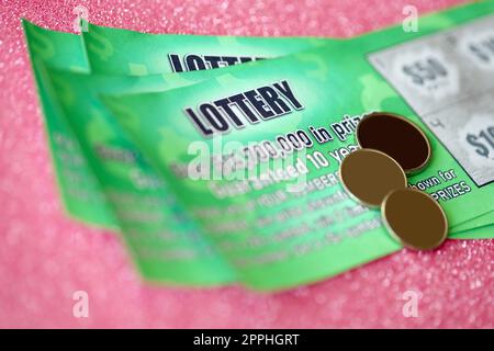 Nahaufnahme von grünen Lotteriekratzkarten. Viele haben gefälschte Lotterielos mit Glücksspielergebnissen verwendet. Spielsucht Stockfoto