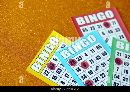 Viele bunte Bingo-Boards oder Spielkarten für Siegerchips. Klassische US- oder kanadische fünf bis fünf Bingo-Karten auf hellem Hintergrund Stockfoto