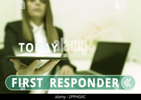 Textzeichen für Ersthelfer. Eine Person, die dafür verantwortlich ist, sofort zum Unfall zu gehen Stockfoto