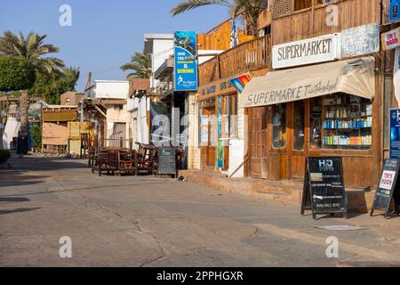Hauptpromenade mit Geschäften und Restaurants, Alltag einer exotischen Kleinstadt am Roten Meer, Dahab, Ägypten Stockfoto