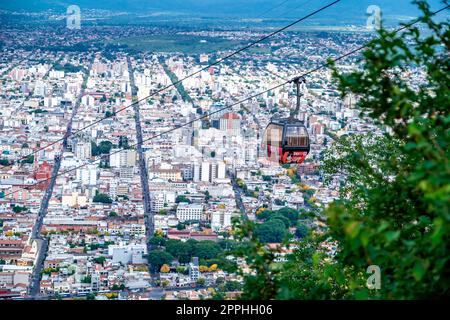 Salta, Argentinien - 8. April 2022: Panorama der argentinischen Stadt Salta in Südamerika Stockfoto