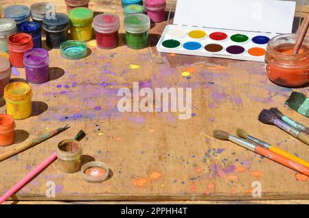 Stille Leben mit vielen Pinseln und Gläsern Aquarell- und Gouachenfarbe Stockfoto