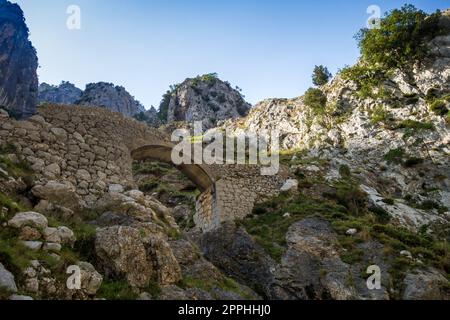 Steinbrücke in Picos de Europa, Asturien, Spanien Stockfoto