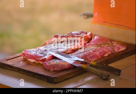 Großes Stück rohes rotes Fleisch, fertig zum Grillen. Typisch argentinisches Essen, Asado. Stockfoto