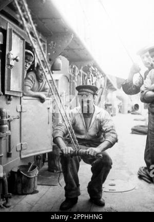 Royal Navy Seemann, der Tabak herstellt, Anfang 1900er Stockfoto