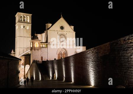 Assisi Basilika bei Nacht, Umbrien, Italien. Die Stadt ist berühmt für die wichtigste italienische Basilika, die dem St. Francis - San Francesco. Stockfoto