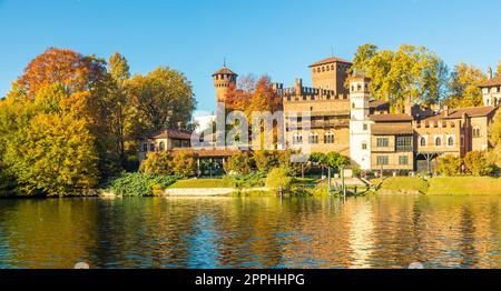 Turin, Italien - Panorama im Freien mit dem malerischen Schloss Turin Valentino bei Sonnenaufgang im Herbst Stockfoto