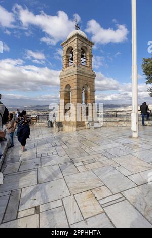 Aussichtsplattform auf dem Gipfel des Mount Lycabettus mit Glockenturm der St. George's Kapelle, Athen, Griechenland. Stockfoto