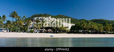 Panoramablick auf Airlie Beach vom Wasser Stockfoto