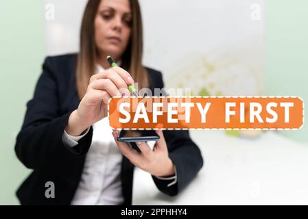 Schreiben, Text anzeigen Sicherheit zuerst. Wort für Vermeidung von unnötigen Risiken sicher leben Vorsicht walten lassen Stockfoto
