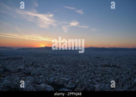 Sonnenuntergang mit Blick auf den Westen von Athen im Frühling Stockfoto