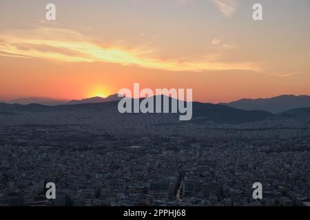 Sonnenuntergang über dem Westen von Athen im Frühling Stockfoto