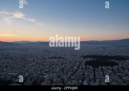 Sonnenuntergang über Nordwest-Athen im Frühling Stockfoto