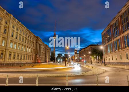 Der wunderschöne wiederaufgebaute Stadtpalast und der berühmte Fernsehturm in Berlin bei Sonnenaufgang Stockfoto