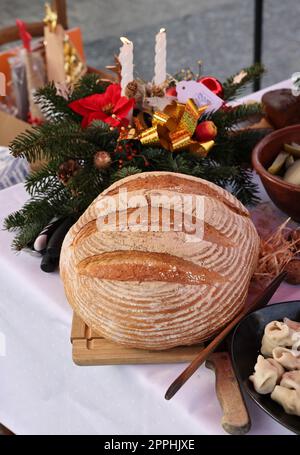 Weihnachten Essen auf den Tisch dekorieren mit Weihnachtsbaum Stockfoto