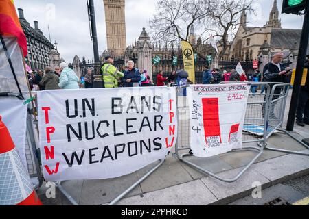 London UK. 24. April 2023 Die Kampagne für nukleare Abrüstung (CND) richtet einen Protest vor dem parlament, in dem die Rebellion-Aktion der Großen Eins zur Verteidigung des Planeten und gegen Atomwaffen unterstützt wird." Kredit: amer Ghazzal/Alamy Live News Stockfoto