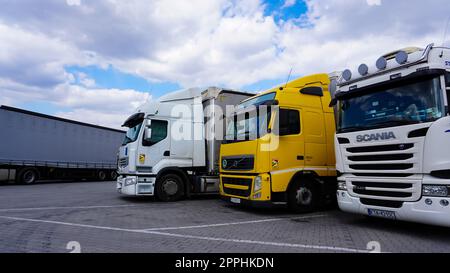 LKWs und Auflieger LKWs der Parkplatz. Lieferwagen. Frachtschifffahrt. Lkw. Industry Freight Truck Logistics Cargo Transport Concept. Stockfoto