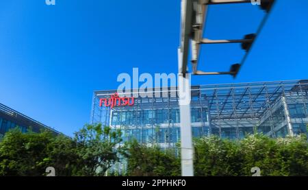 Nahaufnahme des Fujitsu-Schilds auf ihrem Bürogebäude in Chech. Fujitsu ist ein japanisches Unternehmen für Informations- und Kommunikationstechnologie. Stockfoto