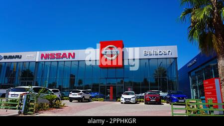 Antalya, Türkei - 17. September 2022: Schild für Nissan-Händlerbetrieb vor dem Ausstellungsraum Stockfoto