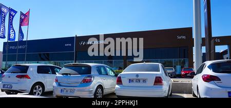 Antalya, Türkei - 17. September 2022: Hyundai-Logo auf dem Ausstellungsraum an einem sonnigen Tag. Hyundai Kia ist ein südkoreanischer Hersteller von Autos und Nutzfahrzeugen Stockfoto