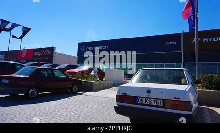 Antalya, Türkei - 17. September 2022: Peugeot Automobiles Shop Logo Autokennzeichen Händlerbetrieb Stockfoto