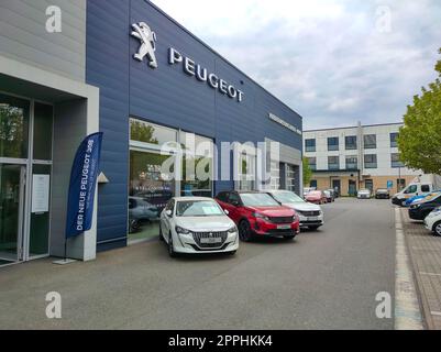 Peugeot Logo auf dem Autohaus.Peugeot ist ein französisches Unternehmen, das Autos, Motorräder und Roller herstellt. Das Unternehmen wurde 1810 gegründet. Stockfoto