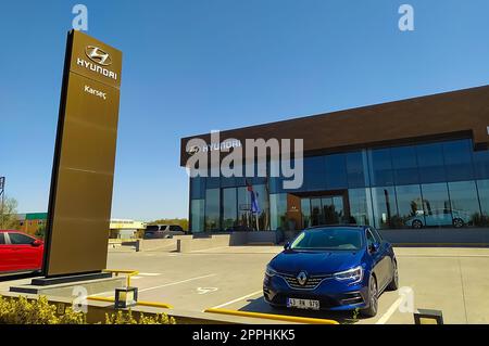 Istanbul, Türkei - 16. September 2022: Hyundai-Logo auf dem Ausstellungsraum an einem sonnigen Tag. Hyundai Kia ist ein südkoreanischer Hersteller von Autos und Nutzfahrzeugen Stockfoto