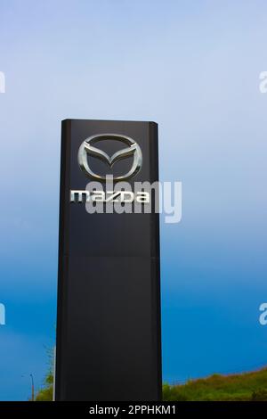 Kiew, Ukraine - 15. August 2020: Einzelhandel mit dem Mazda-Logo auf der Vorderseite des Geschäfts Stockfoto