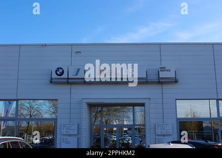 BMW, MINI, Melkus Autohaus mit Autos, die auf dem Vorplatz geparkt sind. Stockfoto