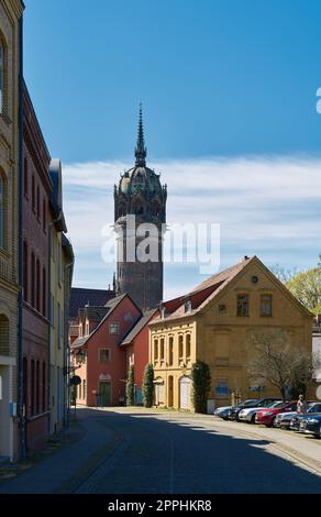 Gasse in der historischen Altstadt von Wittenberg. Im Hintergrund befindet sich der Turm der Schlosskirche, die Burgkirche Stockfoto