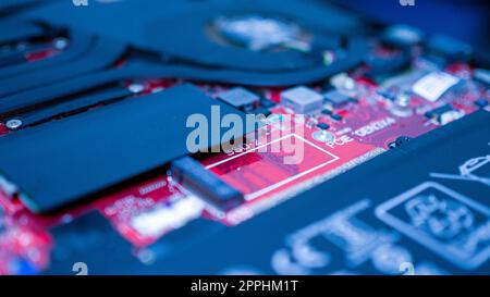 Leiterplatte mit Widerständen Mikrochips und elektronischen Bauteilen. Computer-Hardware-Technologie. Integrierter Kommunikationsprozessor. Informationstechnik. LEITERPLATTE. Stockfoto