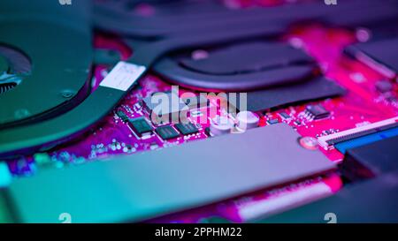 Leiterplatte mit Widerständen Mikrochips und elektronischen Bauteilen. Computer-Hardware-Technologie. Integrierter Kommunikationsprozessor. Informationstechnik. LEITERPLATTE. Stockfoto