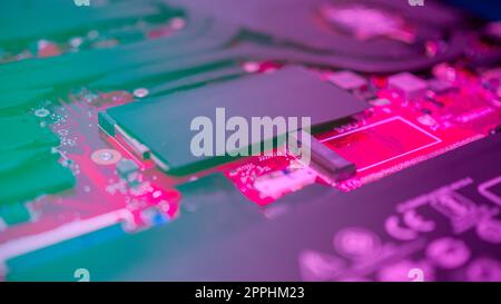 Leiterplatte mit Widerständen Mikrochips und elektronischen Bauteilen. Computer-Hardware-Technologie. Integrierter Kommunikationsprozessor. Informationstechnik. LEITERPLATTE. Stockfoto