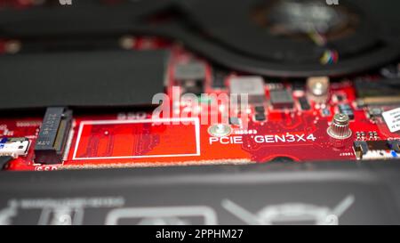 Leiterplatte mit Widerständen Mikrochips und elektronischen Bauteilen. Computer-Hardware-Technologie. Integrierter Kommunikationsprozessor. Informationstechnik. LEITERPLATTE. Stockfoto