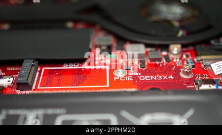 Leiterplatte mit Widerständen Mikrochips und elektronischen Bauteilen. Computer-Hardware-Technologie. Integrierter Kommunikationsprozessor. Informationstechnik. LEITERPLATTE. Stockfoto
