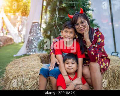 Mutter und Tochter, die Weihnachten feiern. Weihnachtsfest. Stockfoto