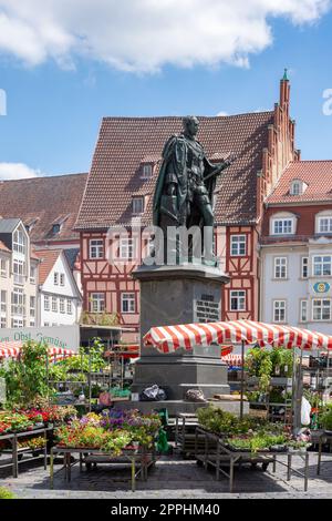 Leute auf dem historischen Marktplatz in Coburg Stockfoto